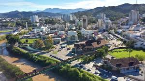 Sua população estimada em 2019 é de 134.723  3  habitantes, sendo a 12ª maior do estado. Embala Brusque Home Facebook