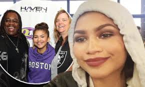 Zendaya's parents are divorced zendaya's parents got divorced in 2016 after being married for 8 years. Zendaya Defends Her Parents From Twitter Trolls Who Branded Them Ugly Daily Mail Online