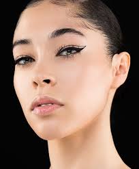 Pour être belle pendant les fêtes de fin d'année, inutile de passer des heures devant le miroir. Make Up For Ever Academy Comment Se Maquiller Quand On A Les Yeux Verts