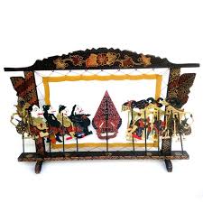 Karikatur berasal dari bahasa italia yaitu caricature yang berarti gambar karikatur hamper sama dengan gambar kartun tetapi menampilkan objek seseorang dengan karakter yang aneh dan lucu. Jual Miniatur Pagelaran Wayang Kulit Halus Kayu Batik Kab Bantul Oleh Oleh Khas Jogja Tokopedia