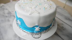 Frozen joghurteis können sie ganz einfach zu hause selbst herstellen, auch ohne eismaschine. Diy Torte Dekorieren Mit Fondant Selber Machen Frozen Cake Elsa Torte Youtube