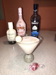 Baileys Strawberries And Cream White Chocolate Strawberry Martini 2 1 2oz Baileys Strawberries A Martinis Drinks Baileys Recipes Drinks Strawberries And Cream