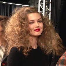 Lindsey Wixson Showing 70s Big Hair At Marc By Marc Jacobs Disco Hair Big Curly Hair Hair Color Options