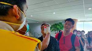 Melansir dari brit.co, selasa (8/6/2021) dokter spesialisasi pengobatan darurat dan fungsional wanita yang berbasis di california, elke cooke mengungkapkan bila dehidrasi itu berbahaya. Suhu Tubuh Di Atas Normal Seorang Lansia Diobservasi Petugas Kesehatan Bandara Supadio Tribun Pontianak