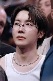 JUNG HOSEOK IN THE LAKERS GAME TONIGHT LOOKS SOOOOO GOOD IN CLASSES 🔥😍