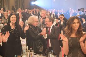 Ich kenne zig junge, die das thema. Koln Meister Der Kultur Nrw Ministerprasident Armin Laschet Zeichnet Circus Roncalli Grunder Bernhard Paul Mit Nrw Staatspreis Aus Express De