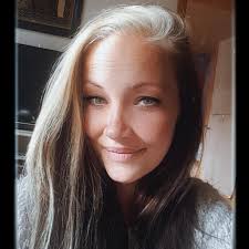 Das sind harte Worte von Senay gegenüber ihrem noch Ehe-Mann Menowin  Fröhlich 🤯 Im Frühjahr wurde bekannt, dass die Ehe zwischen den Beiden  nach sechs Jahren gescheitert ist. Der Sänger verließ sein