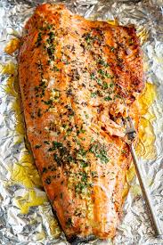This Baked Salmon In Foil With Garlic Rosemary And Thyme Is Easy And Out Of This World Delicious An Si Baked Salmon Salmon Fillet Recipes Paleo Salmon Recipe