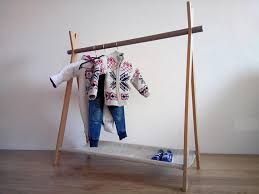 Rack Pour Tout Petits Mini Kids Clothing Rack Porte A Linge Etsy Porte Manteau Enfant Bambins Montessori Porte Manteaux