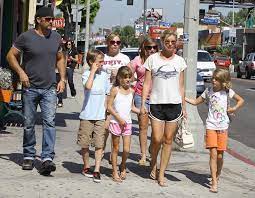Tim Mcgraw And Faith Hill With Their Kids Puppy Shopping July 2009 Tim And Faith Tim Mcgraw Faith Hill Tim Mcgraw