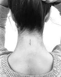 Por eso es importante que antes de dar el paso y tatuarte eches un vistazo a las distintas fotos para ver cómo quedan los tatuajes, qué diseño es mejor para ti, en qué parte del cuerpo quieres hacértelo, qué colores quieres utilizar, qué tamaño es el adecuado para tu tattoo… son elementos importantes que debes de tener en cuenta. 45 Ideas De Tatuajes En El Cuello Con Significado Hombre Mujer