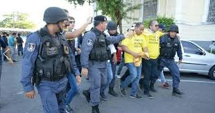 PAULO CÂMARA INSISTE EM EXPULSAR POLICIAIS MILITARES QUE DEFENDEM ...