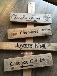 Christmas Signpost Panneau Indicateur Pour Le Pere Noel Le Jardin Acidule Deco Noel Deco Noel Exterieur Noel Palette