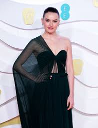 In this edition of action replay, actor daisy ridley watches the throne room lightsaber fight scene from star wars episode viii: Daisy Ridley Style Clothes Outfits And Fashion Page 3 Of 16 Celebmafia
