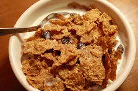 ¡la crema de avellanas más famosa del mundo lleva otro indispensable del desayuno en italia es, sin lugar a dudas, un café espresso, preparado siempre en una moka y servido con una taza de leche y. Imagen Gratis Desayuno Cereales Hecho En Casa Leche Cuchara De Placa De Alimentos Comida