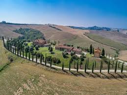 Das Agriturismo Baccoleno Ist Von Der Hugellandschaft Der Crete Senesi Umgeben In 2020 Toskana Landschaft Italien