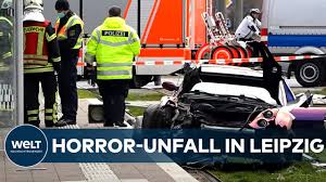 Über den genauen zustand des. Horror Unfall In Leipzig Autofahrer Rast In Fussgangergruppe Drei Tote Youtube