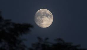 Astrolog yang bernama richard nolle memberikan istilah supermoon sebagai gambaran saat bulan berada dalam bentuk penuh dan posisinya saling berdekatan dengan bumi. Jangan Terlewat Ini Waktu Supermoon Tahun 2021 Ketahui Apa Itu Supermoon Yuk Semua Halaman Bobo