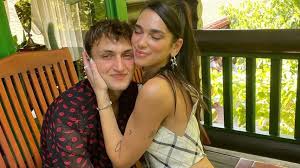 Have a look at the pictures and clips shared with details. Zuckersuss Sangerin Dua Lipa Kuschelt Mit Freund Anwar Hadid Promiflash De
