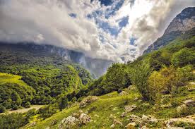 The land where the east meets the west, the sea hugs the mountains, and the old coexists with the new. Aserbaidschan Perle Des Kaukasus Ooom Magazine