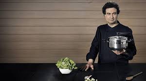 La olla a presion es una pasada,a la mia se le rompio la valvula por el uso y los años,pero yo que soi un manitas le e construido una valvula y ahora trabaja aun a mas presion y es una pasada lo rapido que cocina ,eso si tienes que estar atento para bajarle el. Cinco Sabrosas Recetas Para Cocinar En Olla A Presion