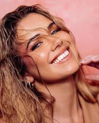 Kristen Wright: Effortlessly Chic Model Vibes With…