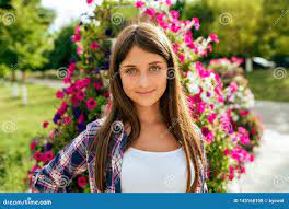 Красивый подросток девушки 13-16 лет на предпосылке цветника счастливые  усмешки Летом в городе после школы Стоковое Фото - изображение  насчитывающей бобра, женщина: 143168108