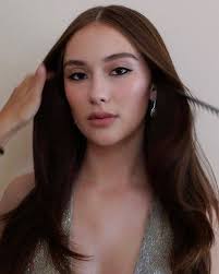 Lindsay Lohan's face card is LETHAL 🧡