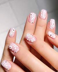 Figuras de uñas con flores blancas en fondo lila. Unas Con Flores Blancas Manicura De Unas Manicura Para Unas Cortas Disenos De Arte En Unas