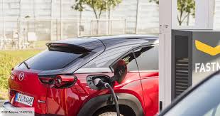 Toyota a également confirmé le dévoilement en 2021 d'un nouveau véhicule hybride rechargeable qui sera commercialisé chez nous en 2022. Voiture Electrique Et Hybride Le Bonus Sera Reduit Des 2021 Capital Fr