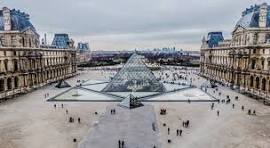 La pirámide del Louvre