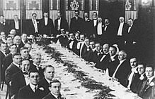 Rođen je kao četvrto dete od petoro dece milutina, srpskog pravoslavnog sveštenika, i majke georgine, u vojnoj krajini austrijskog carstva nedaleko od granice sa osmanskim carstvom. Nikola Tesla Wikipedia