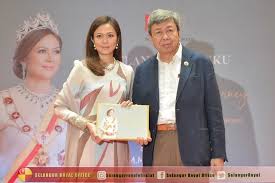 Mereka memiliki anak perempuan tengku zerafina (1969) dan tengku zatashah (1973). 16 Disember 2019 Dymm Sultan Selangor Royal Office Facebook