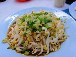 Resep membuat ayam rebus praktis, nikmat dan sederhana ayam rebus garam dengan citarasa asin dan gurih yang mudah. Ayam Rebus Dan Tauge Picture Of Lou Wong Bean Sprout Chicken Ipoh Tripadvisor