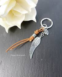 Engelsflugel Schlusselanhanger Mit Leder In 2020 Keychain Diy Leather Gifts Beaded Keychains