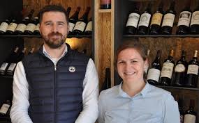 Il pousse les indépendants à en faire leurs métiers. Le Hezo Le Coup De Jaja Une Cave A Vins Independante Vannes Maville Com