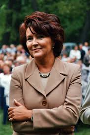 W trakcie trwania kadencji swojego męża, aleksandra kwaśniewskiego, jolanta kwaśniewska jako pierwsza dama otrzymała wiele nagród i wyróżnień. Jolanta Kwasniewska Najlepsza Polska Prezydentowa Sondaz Super Expressu Zdjecia Kobieta