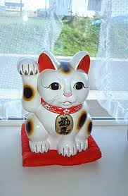 Si cela est nécessaire, attrapez la patte par le dessus avec les chats qui se comportent bien avec les adultes ne se comportent pas forcément bien avec les enfants. Maneki Neko Wikipedia