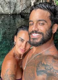 Teto de sauna de mansão explode com ex-reality e pai dentro, no DF:  'Barulho bizarro'; assista