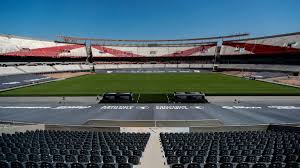 Rueda el balón en el estadio monumental. Tok2zcqeeutmcm