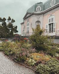 Janina Auf Instagram Some More Of This Beautiful Place Schlossbenrath Photography Dusseldorf Castle Pink In 2020 Schloss Benrath Architektur Schloss