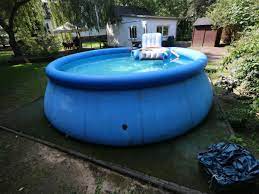 Because they take up little space for themselves, the whirlpool or mini plunge pool even fit into small gardens, but you have to integrate them cleverly so that they fit harmoniously into the overall picture. Pool Im Garten Im Sommer Muss Der Sprung Ins Kuhle Nass Nicht Teuer Sein Wirtschaft