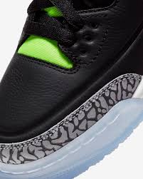 The air jordan 1 was created for michael jordan in 1984, the sneaker dominated both on and off the court, causing waves across the footwear industry. Buy Retro 3 Off 58