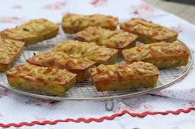 Mini Cakes Courgette Chevre Pignons La Cuisine De Guylaine Cake Courgette Cake Courgette Chevre Cuisine