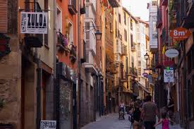 Bovendien is het culturele aanbod enorm en zijn de design pintxos die diverse culinaire prijzen hebben gewonnen betaalbaar. Vitoria Gasteiz Spanien 3 Marz Typische Streel In Vitoria Baskenland Lizenzfreie Fotos Bilder Und Stock Fotografie Image 77865641