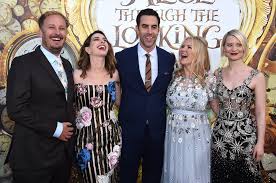 New entry in alice attraverso lo specchio, il personaggio di sacha baron cohen è un essere metà uomo metà orologio, che evoca tutto il mistero che lo circonda a partire dal suo costume imponente e bizzarro quasi total black. Le Foto Della Prima Di Alice Attraverso Lo Specchio Il Post