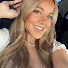 Savannah Fox's Instagram, Twitter & Facebook