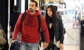 Οι δυο τους επέλεξαν 2 πολύ. Sakhs Tanimanidhs Apokalypse An H Xristina Mpompa Einai Egkyos Lifestyle Thepressroom Gr