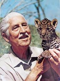 Jim Fowler, left, and Marlin Perkins,
