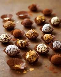 Truffes Au Chocolat Faciles Et Rapides Recette En 2020 Truffes Au Chocolat Recette Truffe Chocolat Truffe